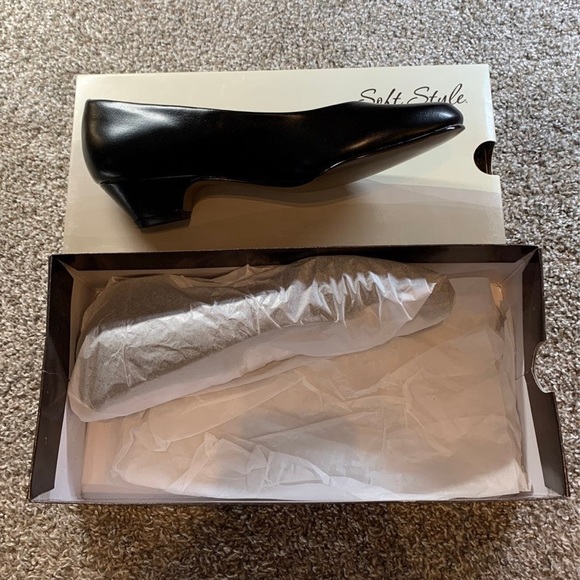 NIB Soft Style Heels Size 9.5 Black - Picture 2 of 5